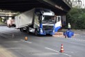 LKW blieb unter Bruecke haengen Koeln Ehrenfeld Innere Kanalstr Hornstr P281